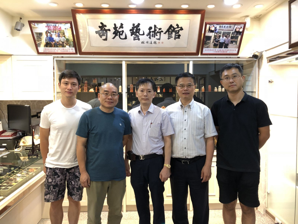 浙江衛星電視台記者採訪組及知名藝術鑒賞家梁章凱訪問奇苑藝術館林其蘇館長